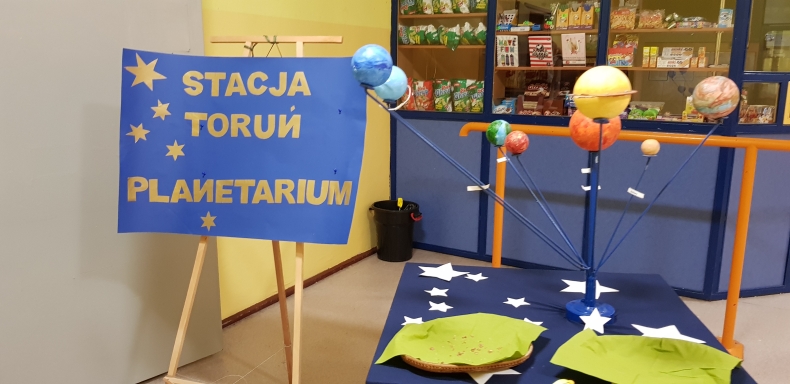 na korytarzu