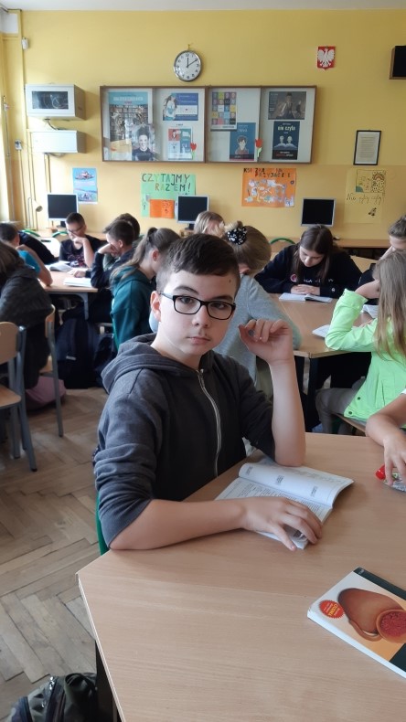 uczniowie czytaj