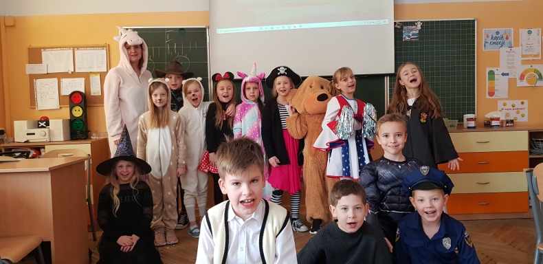 dzieci si bawi