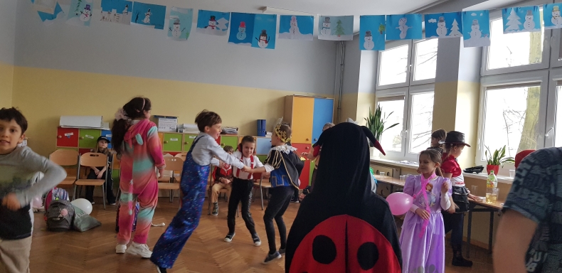 dzieci si bawi