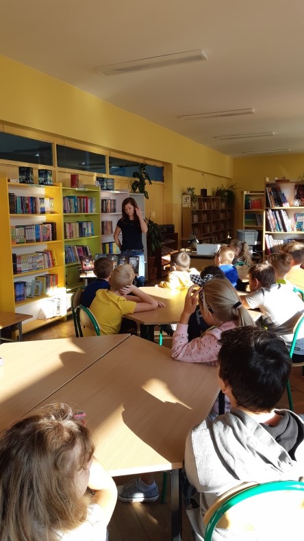 dzieci w bibliotece