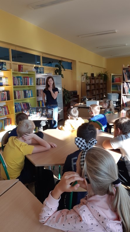 dzieci w bibliotece