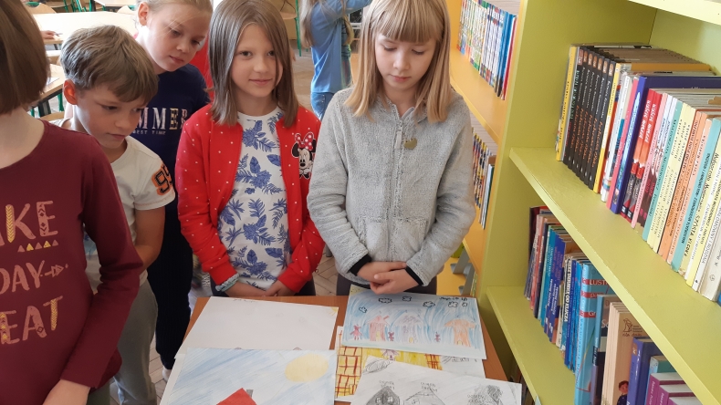 dzieci w bibliotece