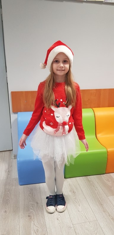 uczniowie przebrani za Mikoaja