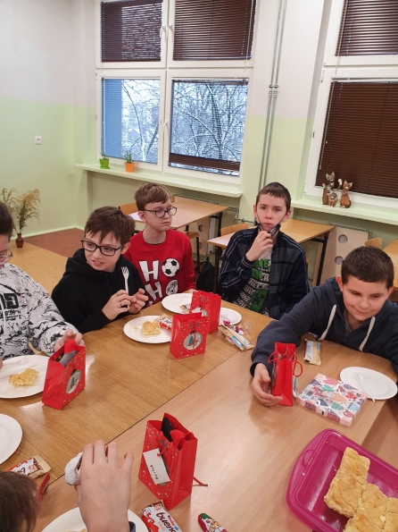 uczniowie przebrani za Mikoaja