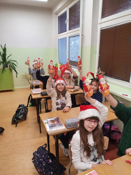 uczniowie przebrani za Mikoaja