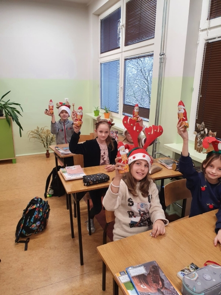 uczniowie przebrani za Mikoaja