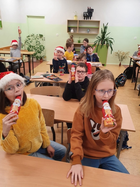 uczniowie przebrani za Mikoaja