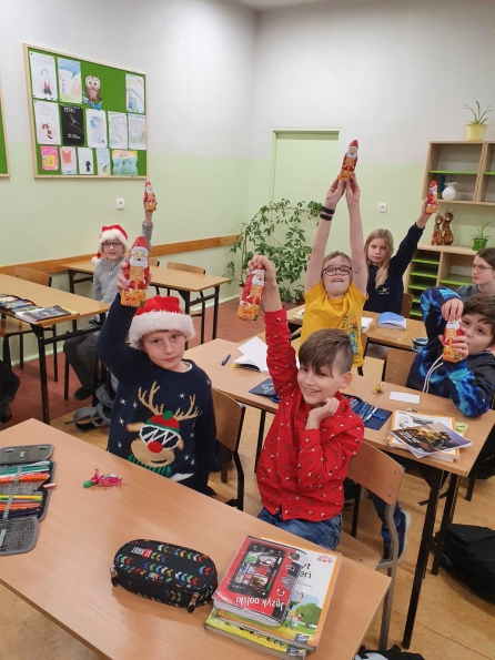 uczniowie przebrani za Mikoaja
