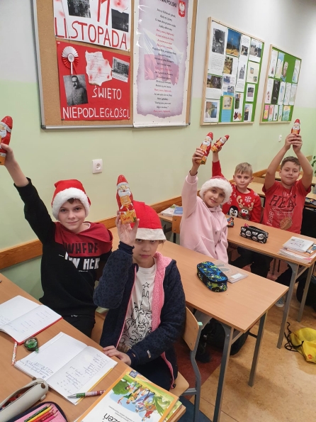 uczniowie przebrani za Mikoaja