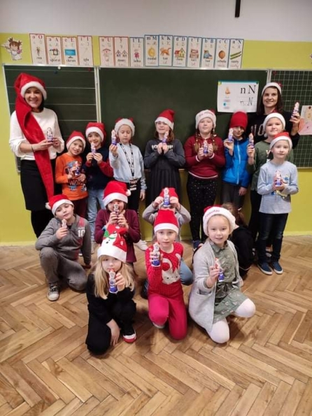 uczniowie przebrani za Mikoaja