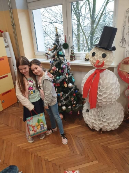 uczniowie przebrani za Mikoaja