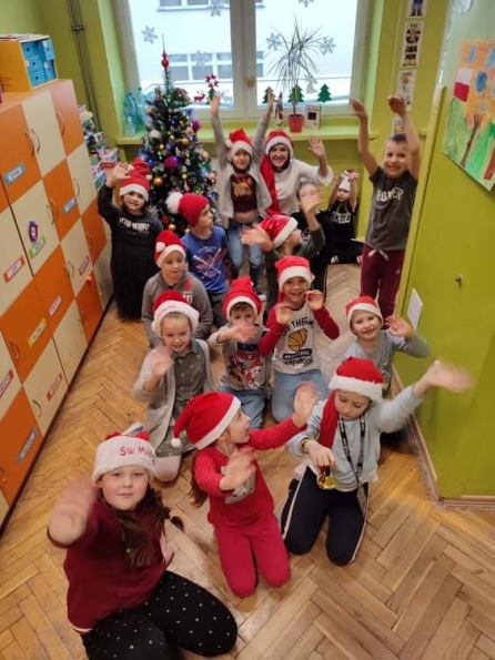 uczniowie przebrani za Mikoaja
