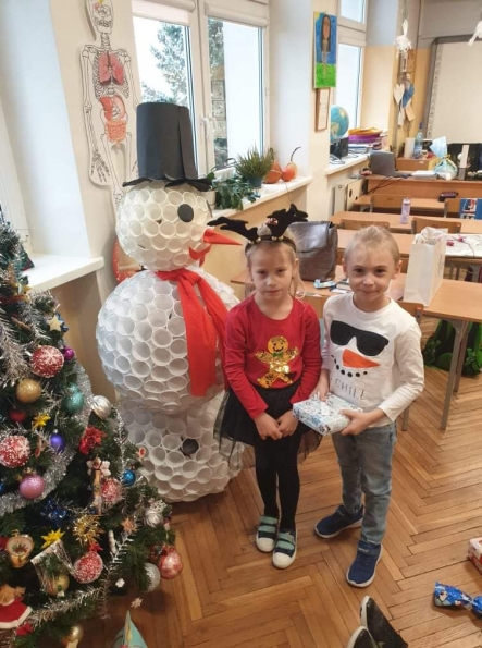 uczniowie przebrani za Mikoaja