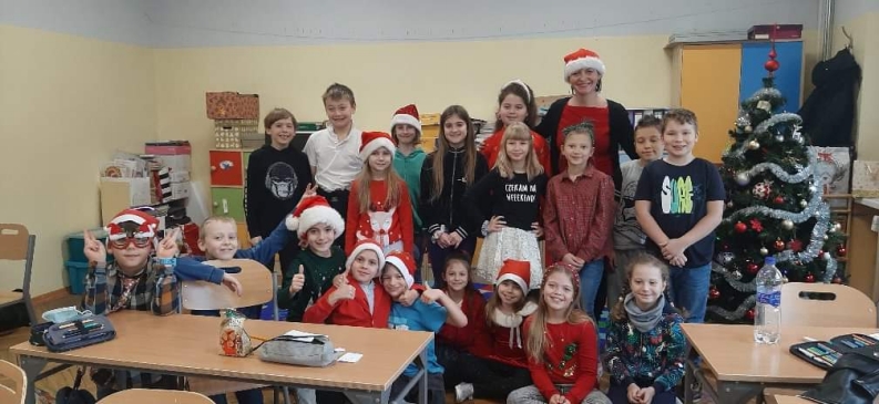 uczniowie przebrani za Mikoaja