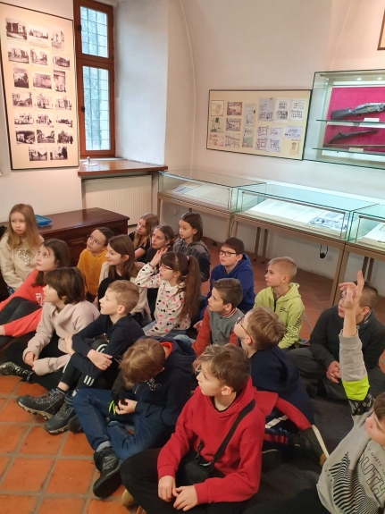 uczniowie w muzeum