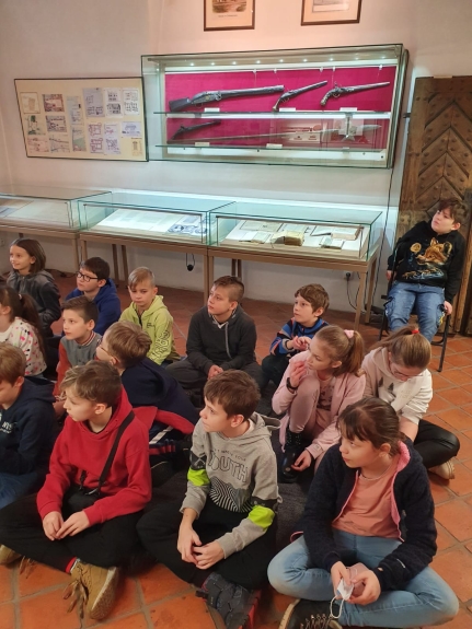 uczniowie w muzeum