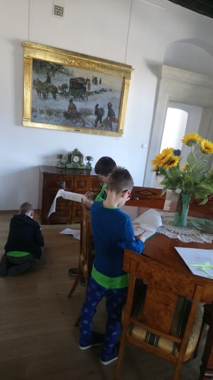 dzieci w muzeum