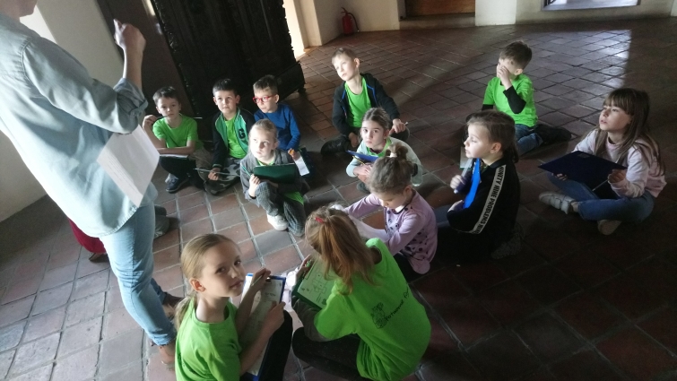 dzieci w muzeum