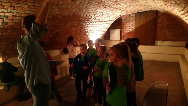 dzieci w muzeum