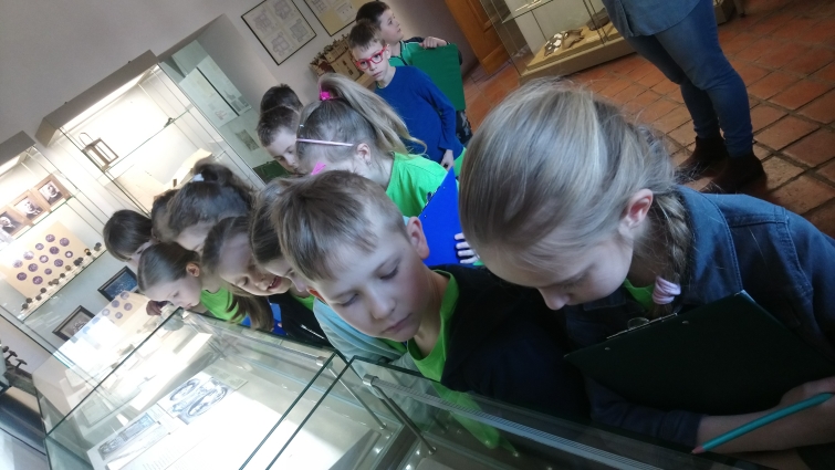 dzieci w muzeum