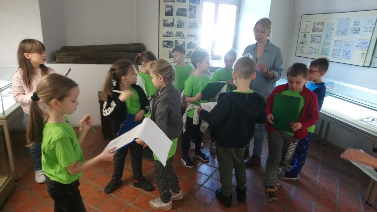 dzieci w muzeum