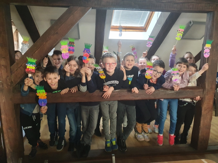 uczniowie w muzeum