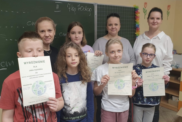 uczniowie i nauczyciele