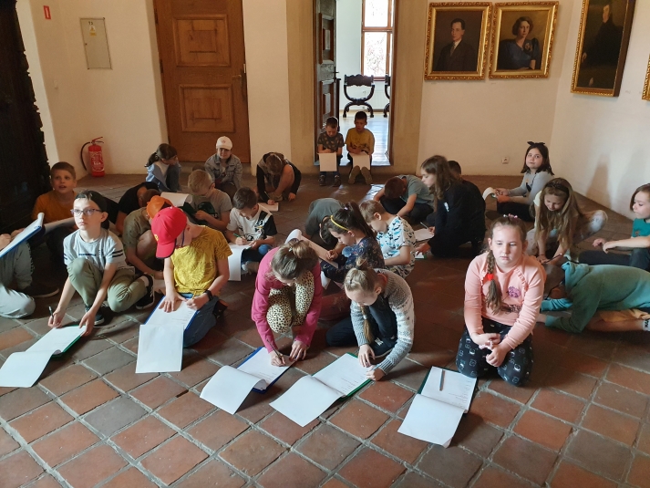 uczniowie w muzeum