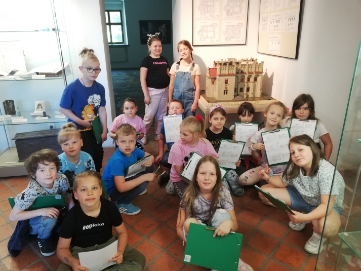 uczniowie w muzeum
