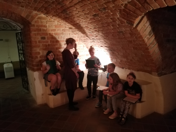 uczniowie w muzeum