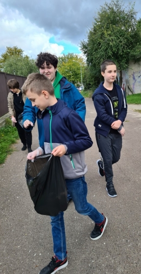 uczniowie podczas akcji Sprztania wiata