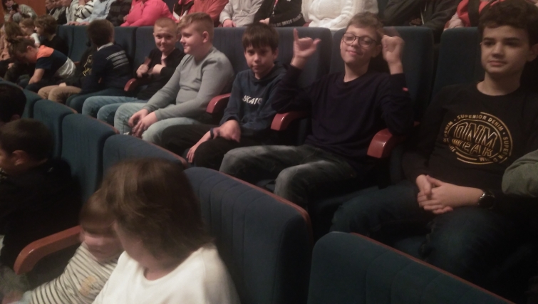 w teatrze
