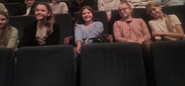 w teatrze
