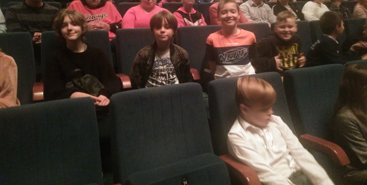 w teatrze