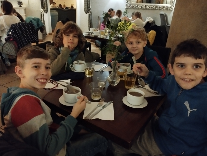 uczniowie na wycieczce