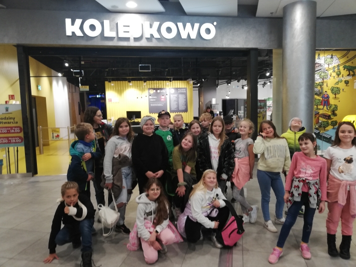 uczniowie na wycieczce