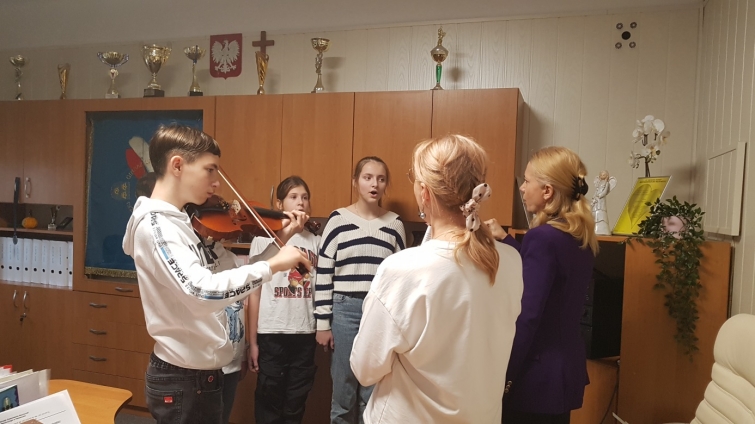 uczniowie piewaj hymn
