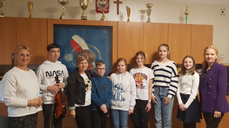 uczniowie piewaj hymn