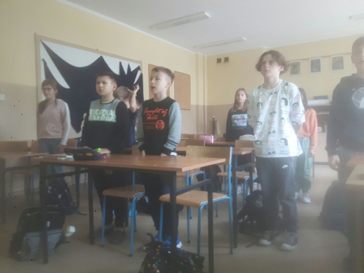 uczniowie piewaj hymn