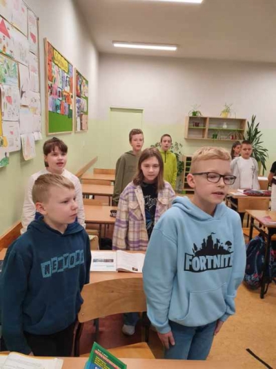 uczniowie piewaj hymn