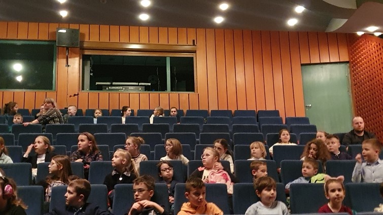 w teatrze
