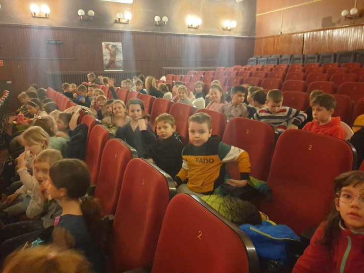 na przedstawieniu