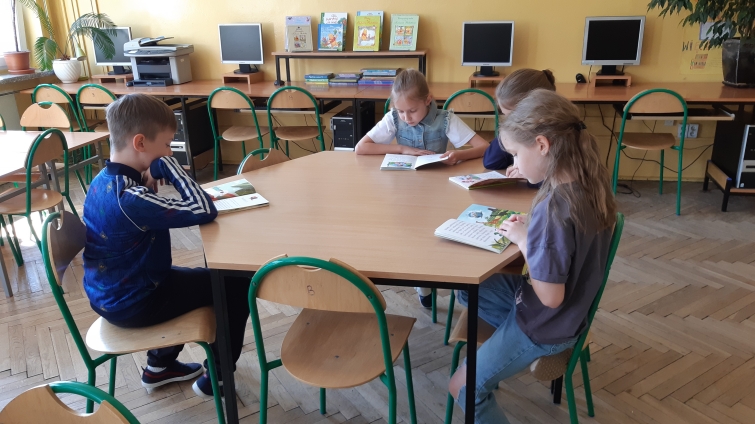 w bibliotece