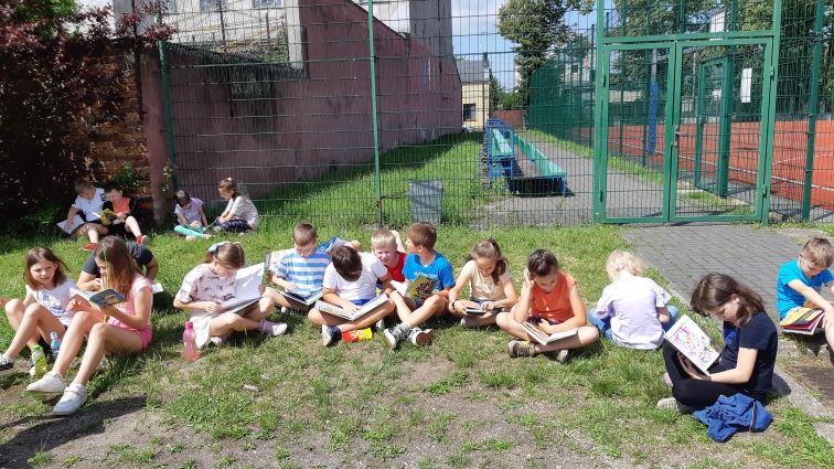 AKCJA CZYTELNICZA "POCZYTAJ Z MNAMI"
