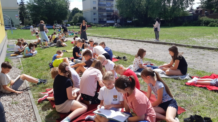 AKCJA CZYTELNICZA "POCZYTAJ Z MNAMI"