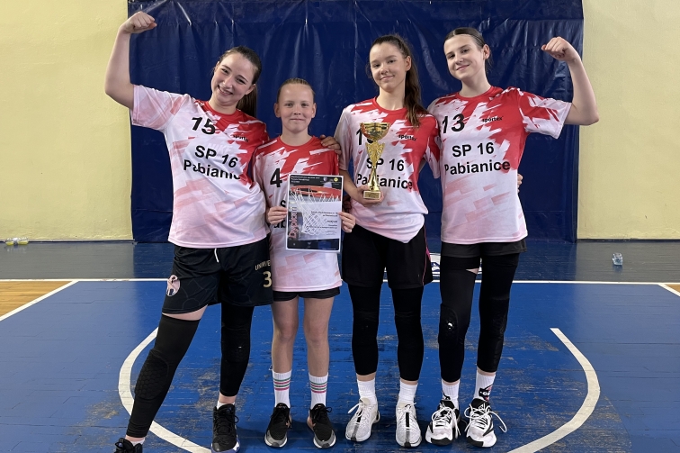 NASZE DIEWCZTA MISTRZYNIAMI POWIATU W KOSZYKWCE 3x3 