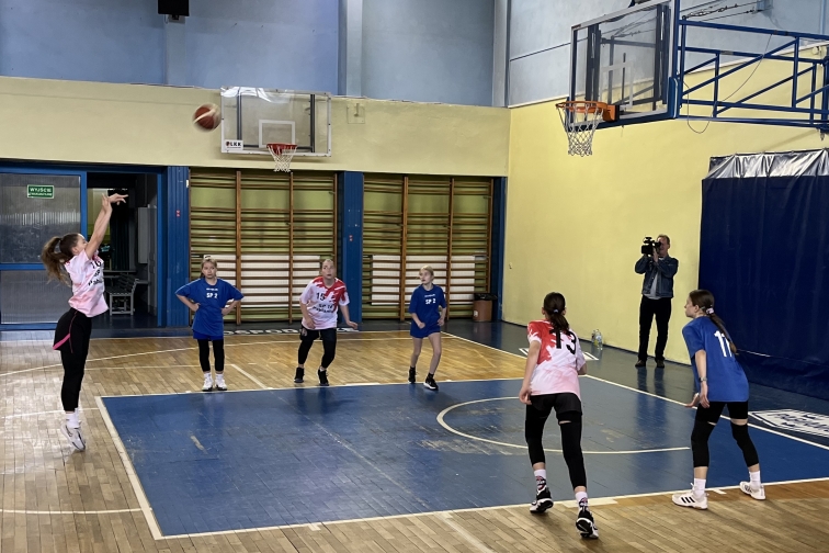 NASZE DIEWCZTA MISTRZYNIAMI POWIATU W KOSZYKWCE 3x3 
