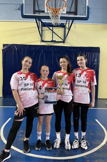 NASZE DIEWCZTA MISTRZYNIAMI POWIATU W KOSZYKWCE 3x3 