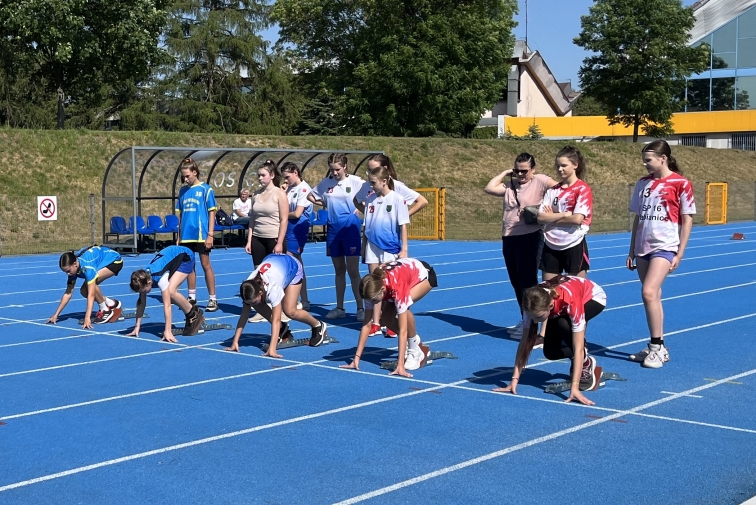 DZIEWCZTA MISTRZYNIAMI POWIATU W CZWRBOJU LEKKOATLETYCZNYM!!!